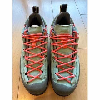 スポルティバ(LA SPORTIVA)のLA SPORTIVA (スポルティバ) アプローチシューズ　女性用　登山靴(登山用品)