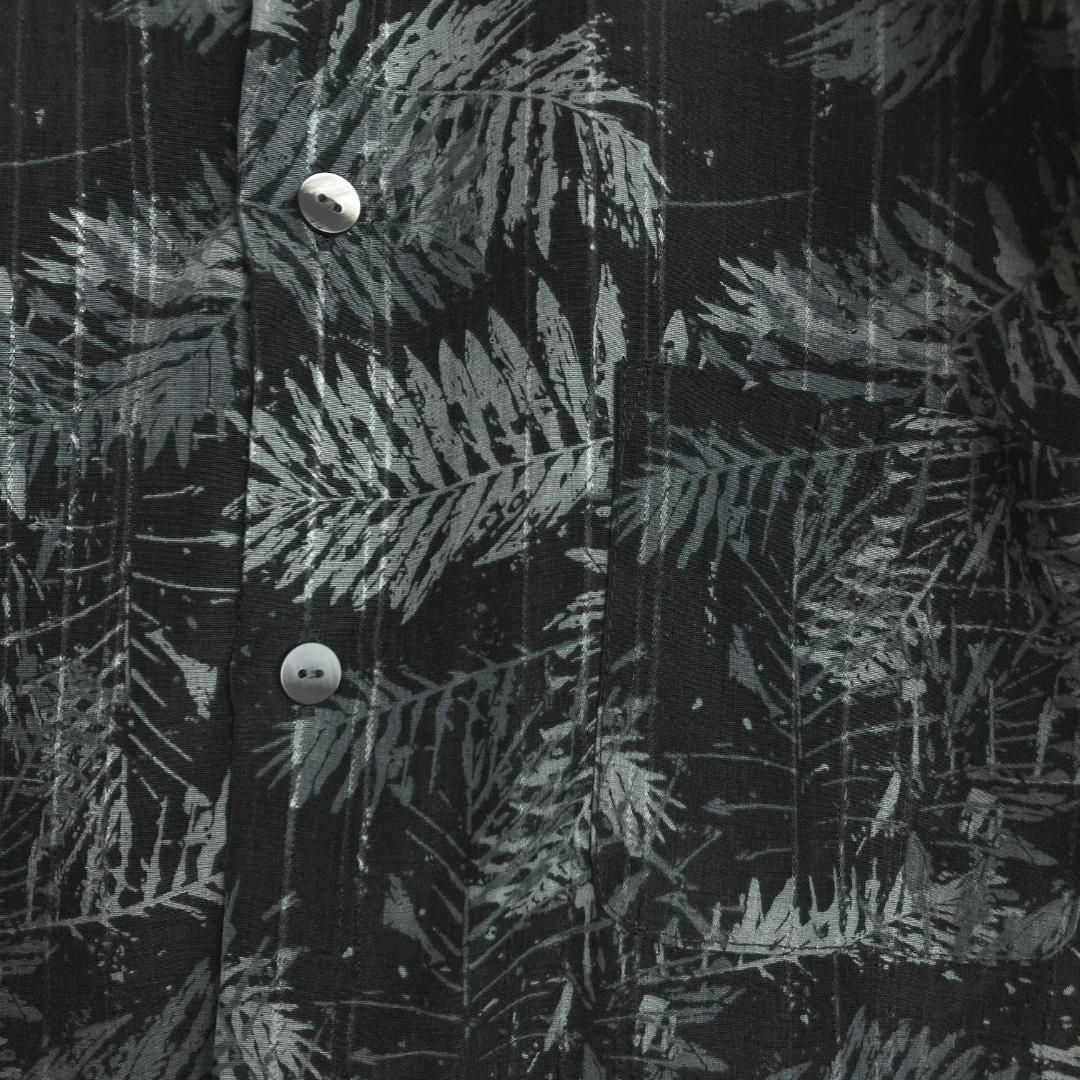 レトロ古着 総柄ポリシャツ 笹の葉 モノクロ 半袖 ブラック黒 灰色 Lかわいい メンズのトップス(シャツ)の商品写真