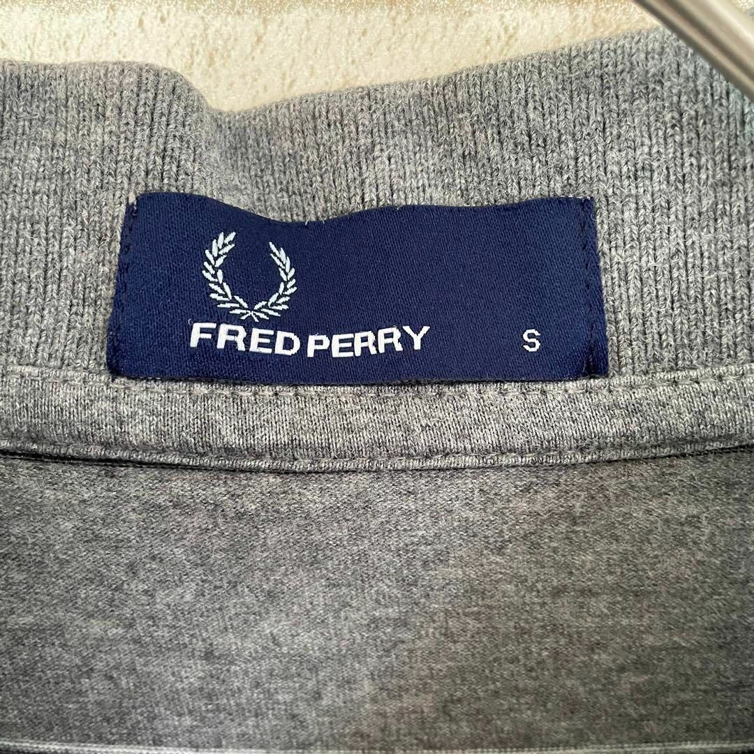 FRED PERRY(フレッドペリー)のフレッドペリー ポロシャツ 半袖 ボーダー 刺繍ロゴ ポルトガル製 グレー S メンズのトップス(ポロシャツ)の商品写真