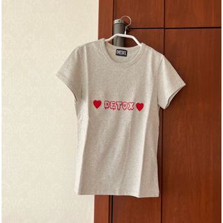 ディーゼル(DIESEL)のディーゼル トップス Tシャツ ハート DETOX グレー(Tシャツ(半袖/袖なし))