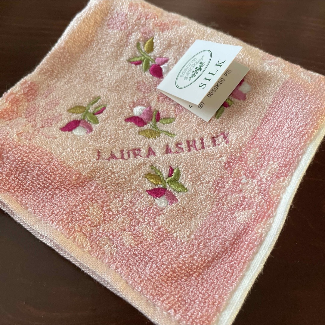 LAURA ASHLEY(ローラアシュレイ)のタオルハンカチ　LAURA ASHLEY レディースのファッション小物(ハンカチ)の商品写真