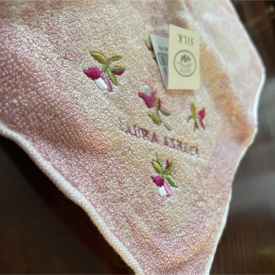 LAURA ASHLEY(ローラアシュレイ)のタオルハンカチ　LAURA ASHLEY レディースのファッション小物(ハンカチ)の商品写真