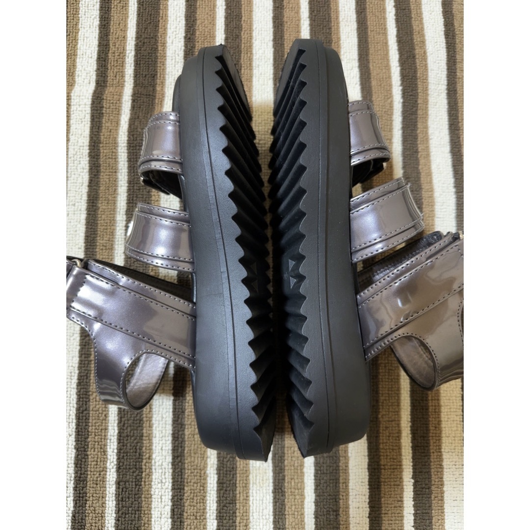osharewalker(オシャレウォーカー)のn'OrLABEL ベルトデザイン　エナメル　サンダル レディースの靴/シューズ(サンダル)の商品写真
