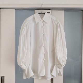 マメ(mame)のmame kurogouchi Curved Pleated Shirt(シャツ/ブラウス(長袖/七分))