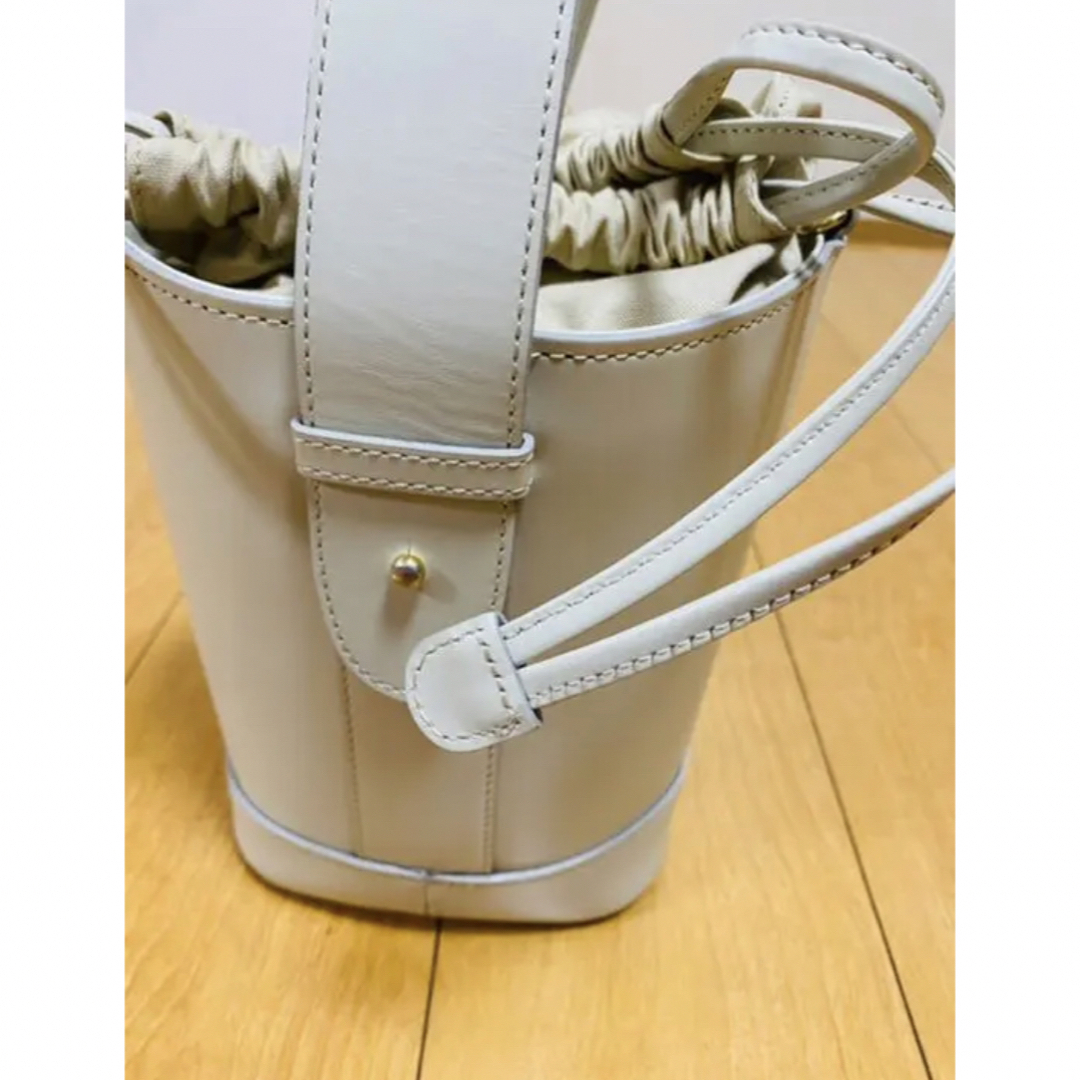 VIOLAd'ORO(ヴィオラドーロ)のヴィオラドーロ　バッグ　バケツ型　ライトベージュ　本革 レディースのバッグ(ハンドバッグ)の商品写真