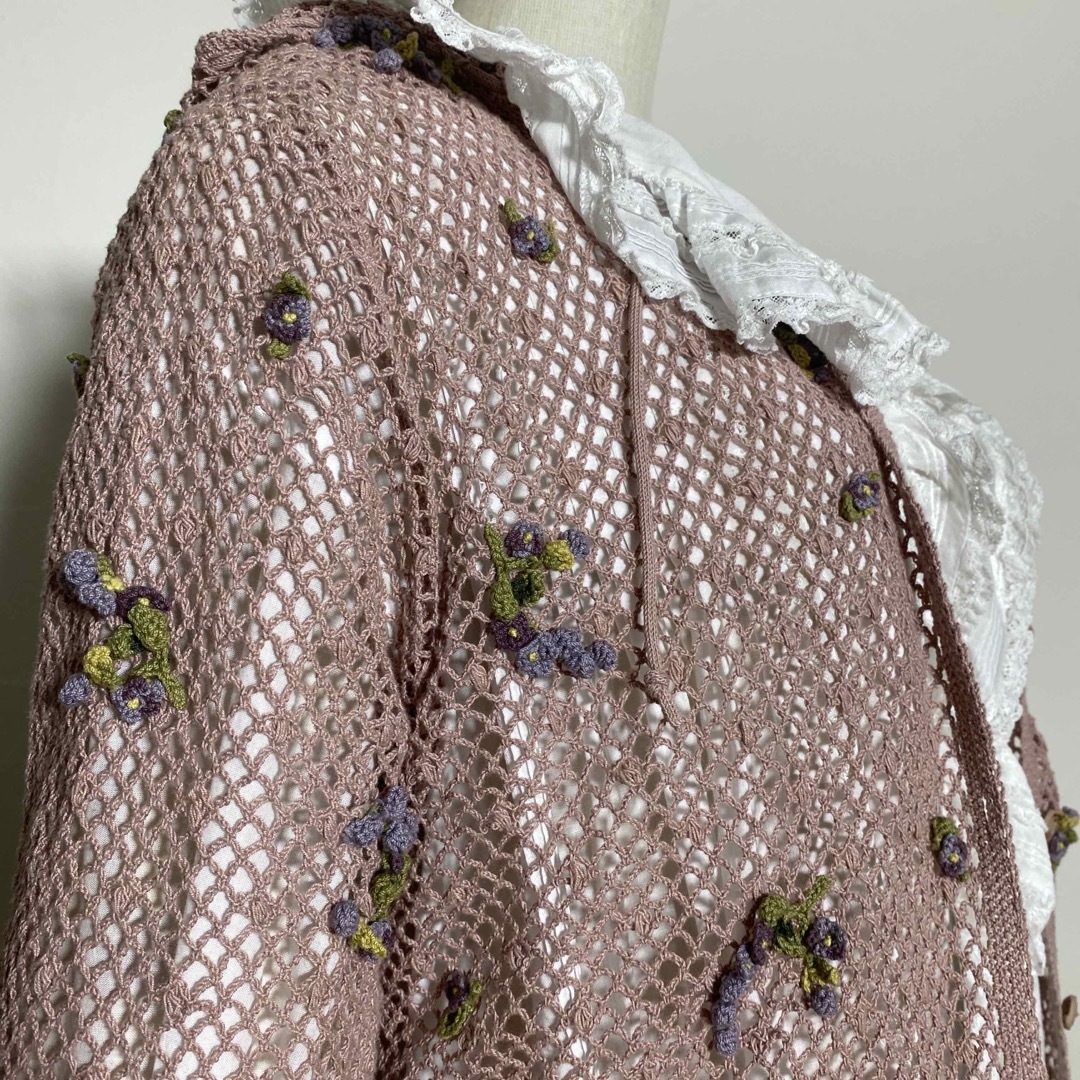 カネコイサオ　ネットタイプの透かし編みカーディガンにスミレのモチーフ付き 8
