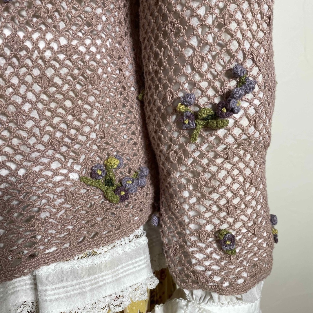 カネコイサオ　ネットタイプの透かし編みカーディガンにスミレのモチーフ付き 3