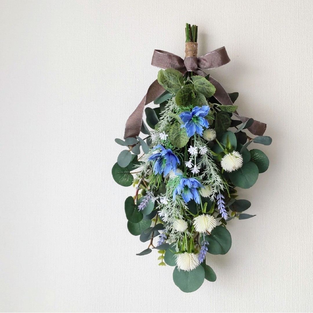 青いニゲラとユーカリのスワッグ  スワッグ  リース  造花  ハンドメイド ハンドメイドのフラワー/ガーデン(リース)の商品写真