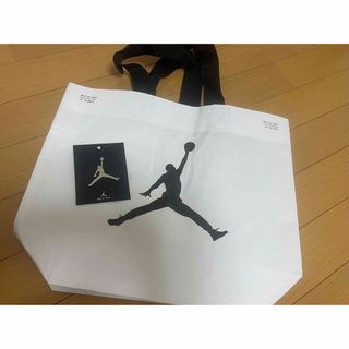 ジョーダン(Jordan Brand（NIKE）)のNIKE jordan shop限定ピンバッジ&ショップエコバッグ(その他)