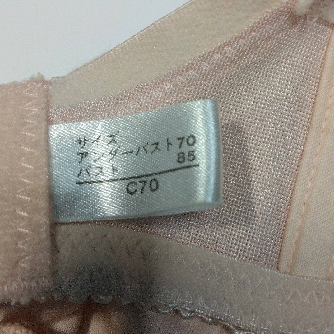 ベージュ色の上下セット下着ブラジャーC70ショーツMサイズ レディースの下着/アンダーウェア(ブラ&ショーツセット)の商品写真