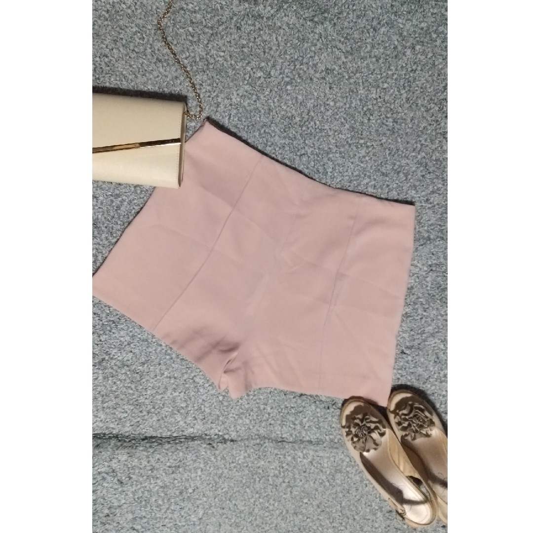 ZARA(ザラ)の55 ZARA BASIC サーモンピンク ショートパンツ ウエスト深め 可愛い レディースのパンツ(ショートパンツ)の商品写真