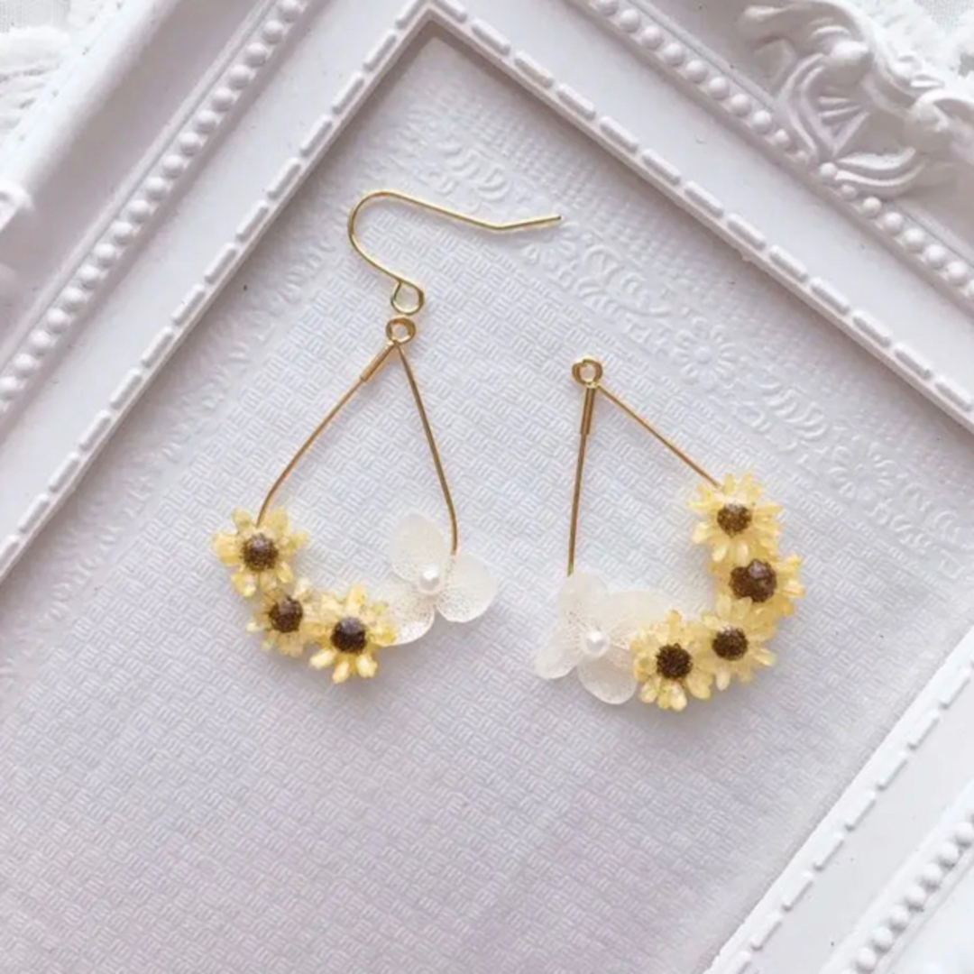 ひまわり×紫陽花 フープ ピアス/イヤリング レディースのアクセサリー(ピアス)の商品写真