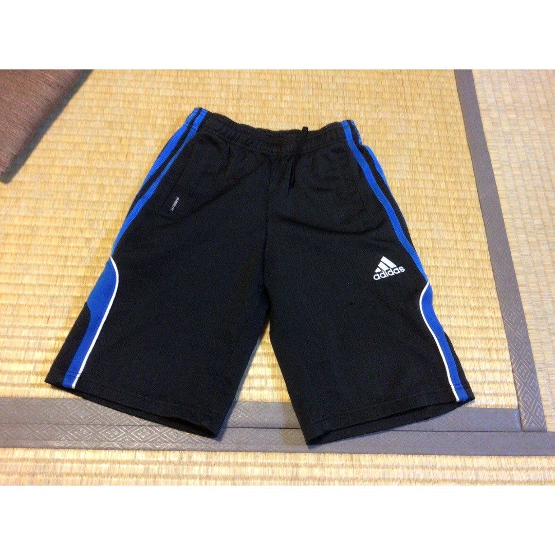 adidas(アディダス)のadidas ハーフパンツ　130 キッズ/ベビー/マタニティのキッズ服男の子用(90cm~)(パンツ/スパッツ)の商品写真