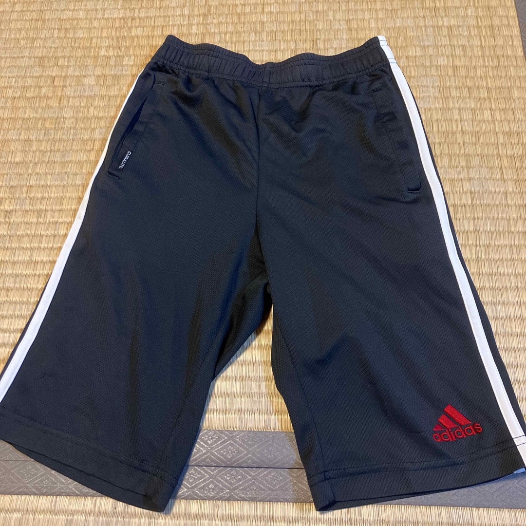 adidas(アディダス)のadidas ハーフパンツ 130 黒×白ライン キッズ/ベビー/マタニティのキッズ服男の子用(90cm~)(パンツ/スパッツ)の商品写真