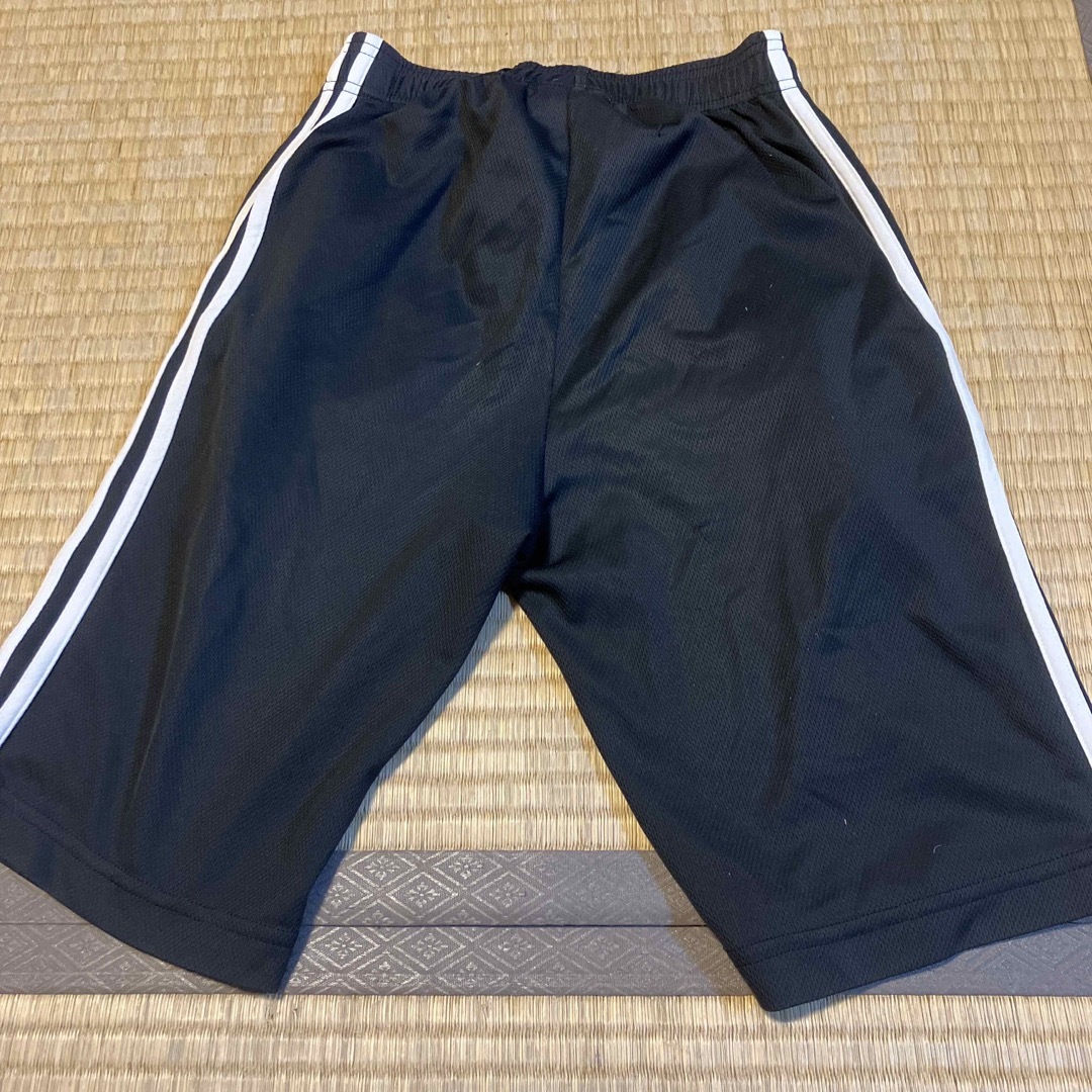 adidas(アディダス)のadidas ハーフパンツ 130 黒×白ライン キッズ/ベビー/マタニティのキッズ服男の子用(90cm~)(パンツ/スパッツ)の商品写真