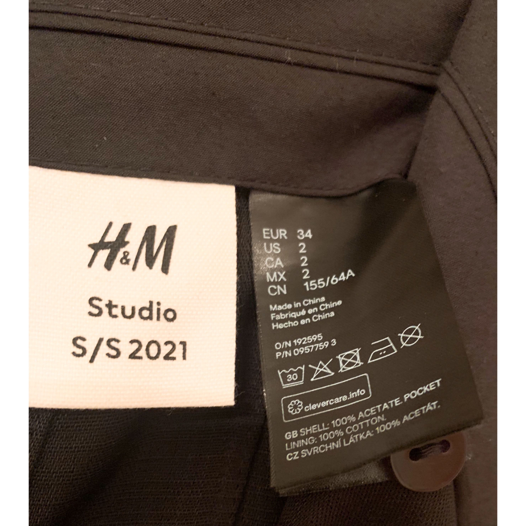 H&M(エイチアンドエム)の美品H&M studio s/s2021 ブラックワイドパンツ レディースのパンツ(ワークパンツ/カーゴパンツ)の商品写真