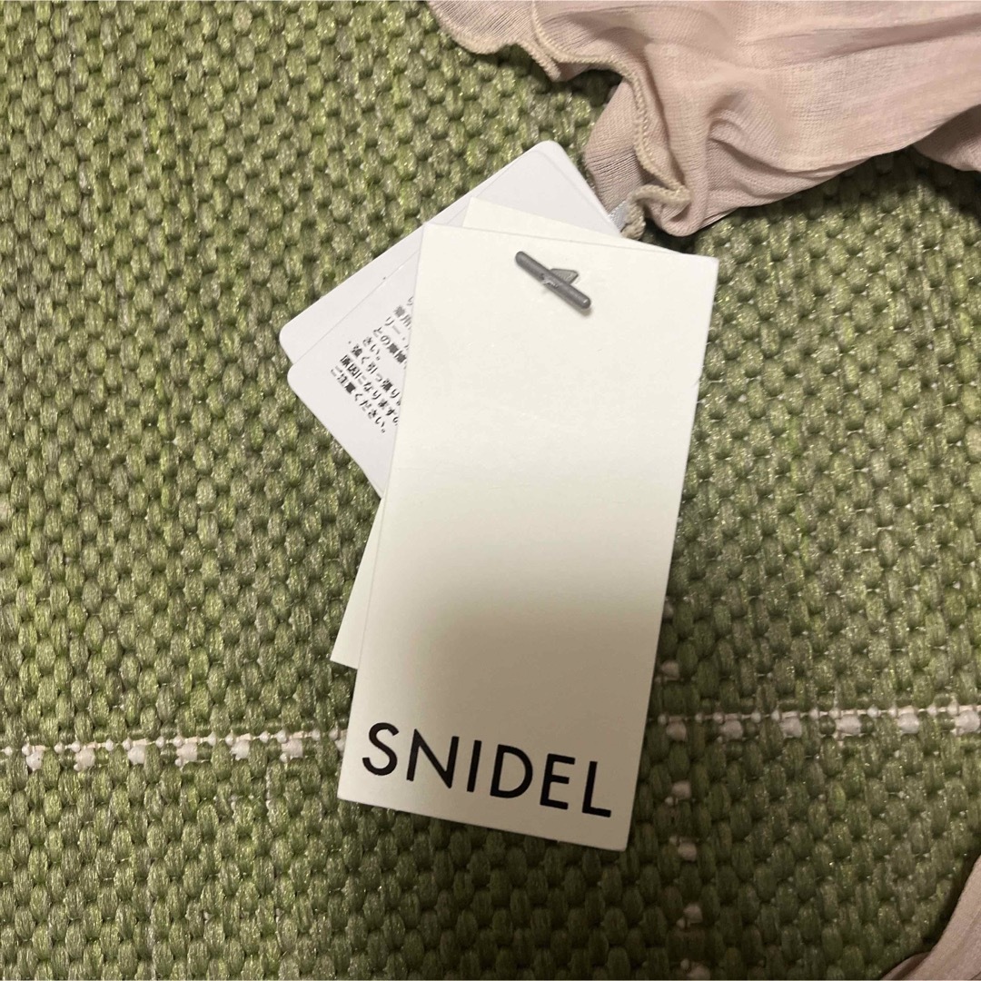 SNIDEL(スナイデル)の【新品】スナイデルシースルートップス/カットソーベージュ レディースのトップス(カットソー(長袖/七分))の商品写真