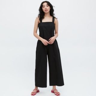 ユニクロ(UNIQLO)のユニクロ　リネンブレンドサロペット　Ｍ　黒(サロペット/オーバーオール)