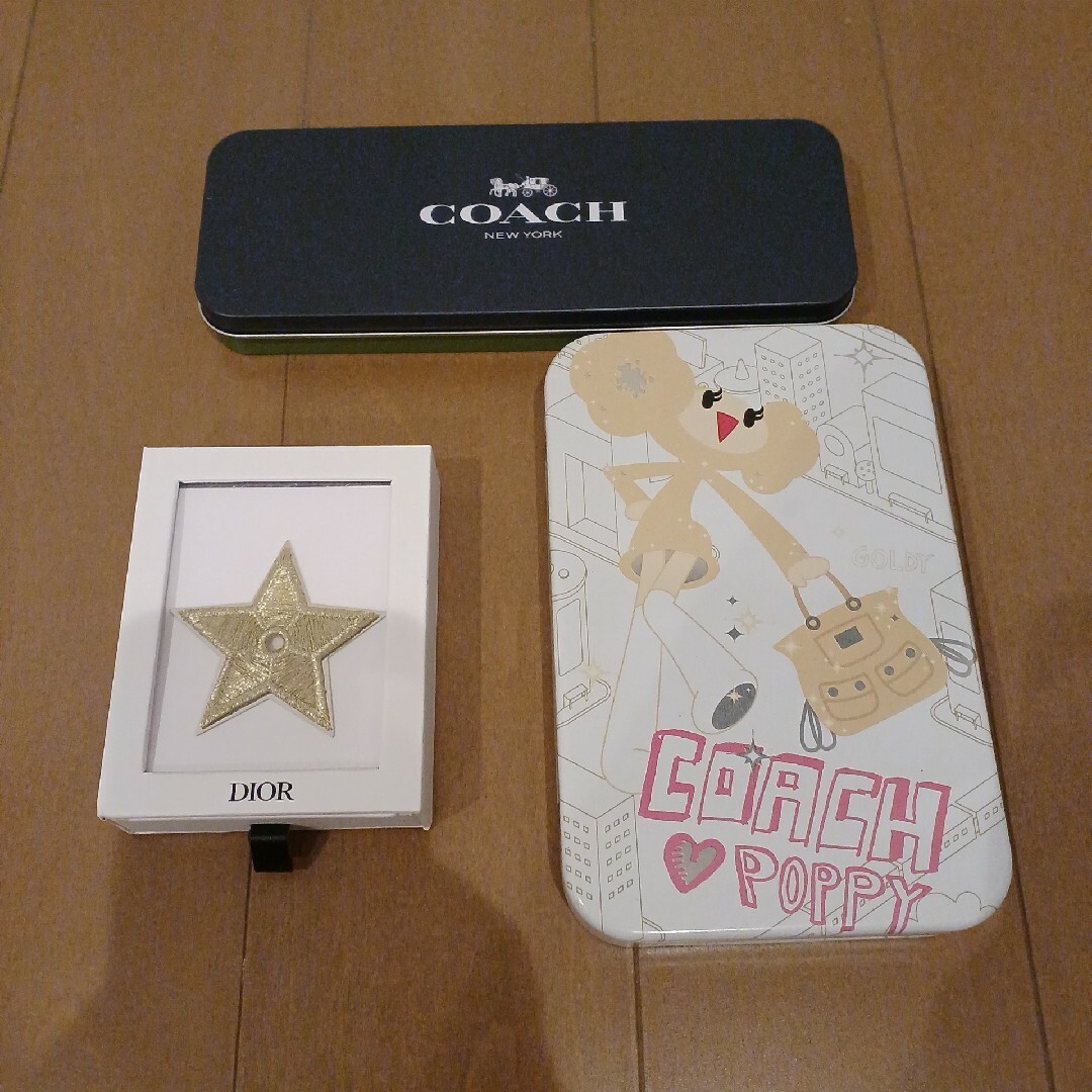 DiorピンバッチとCOACHレター缶セット - 通販 - dg.adv.br