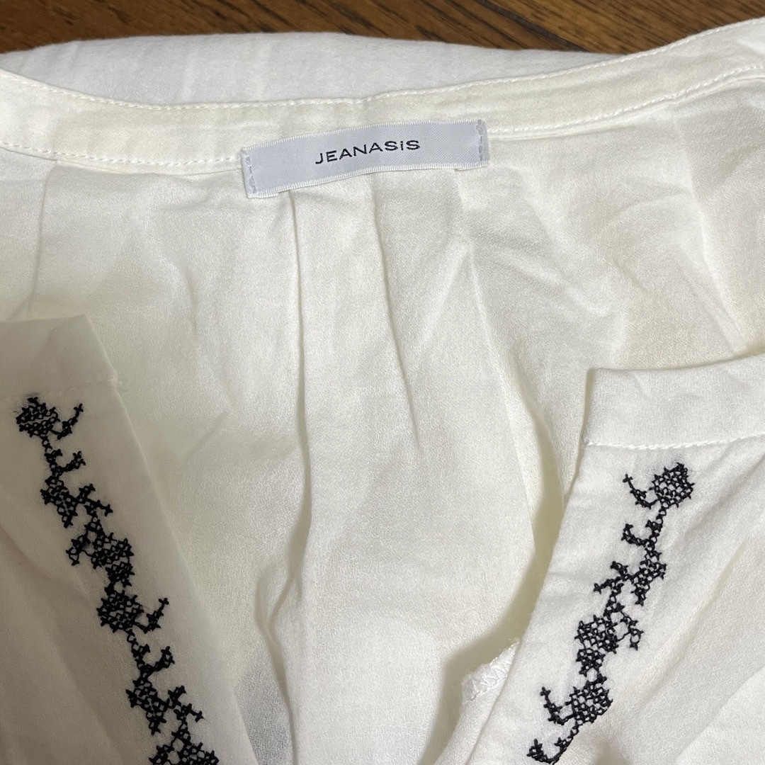 JEANASIS(ジーナシス)のジーナシス　JEANASIS 刺繍トップス レディースのトップス(Tシャツ(長袖/七分))の商品写真