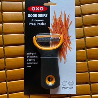 オクソートット(OXO tot)の新品 GOOD GRIPs 千切りピーラー ミニ オレンジ。(調理道具/製菓道具)