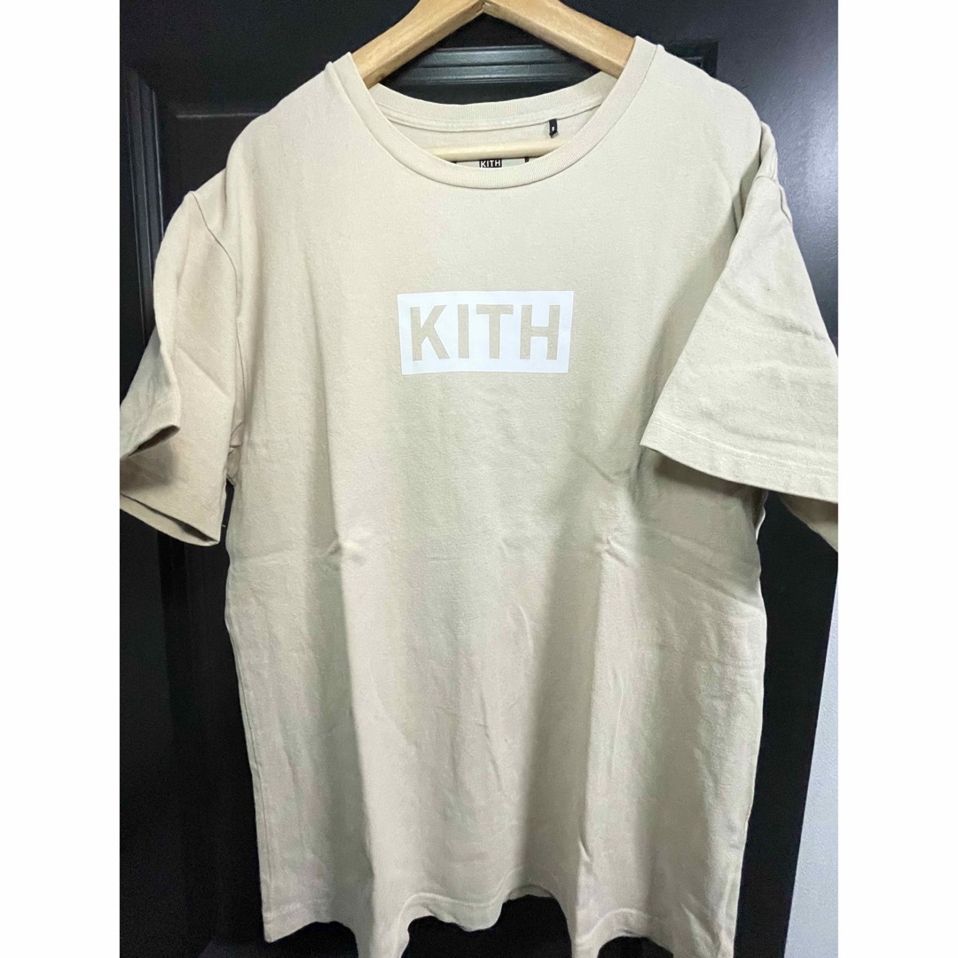 KITH(キス)のL KITH CLASSIC BOX LOGO TEE SAND Tシャツ メンズのトップス(Tシャツ/カットソー(半袖/袖なし))の商品写真