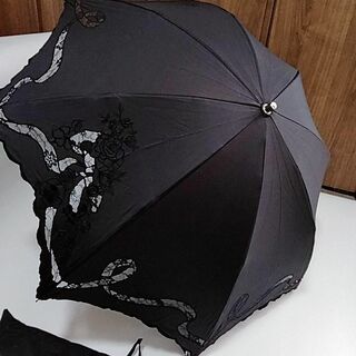 ヴァレンティノ(VALENTINO)の美品　ヴァレンティノ　日傘　ブラック　折りたたみ　花柄　刺繍　ロゴ　傘袋付き(傘)