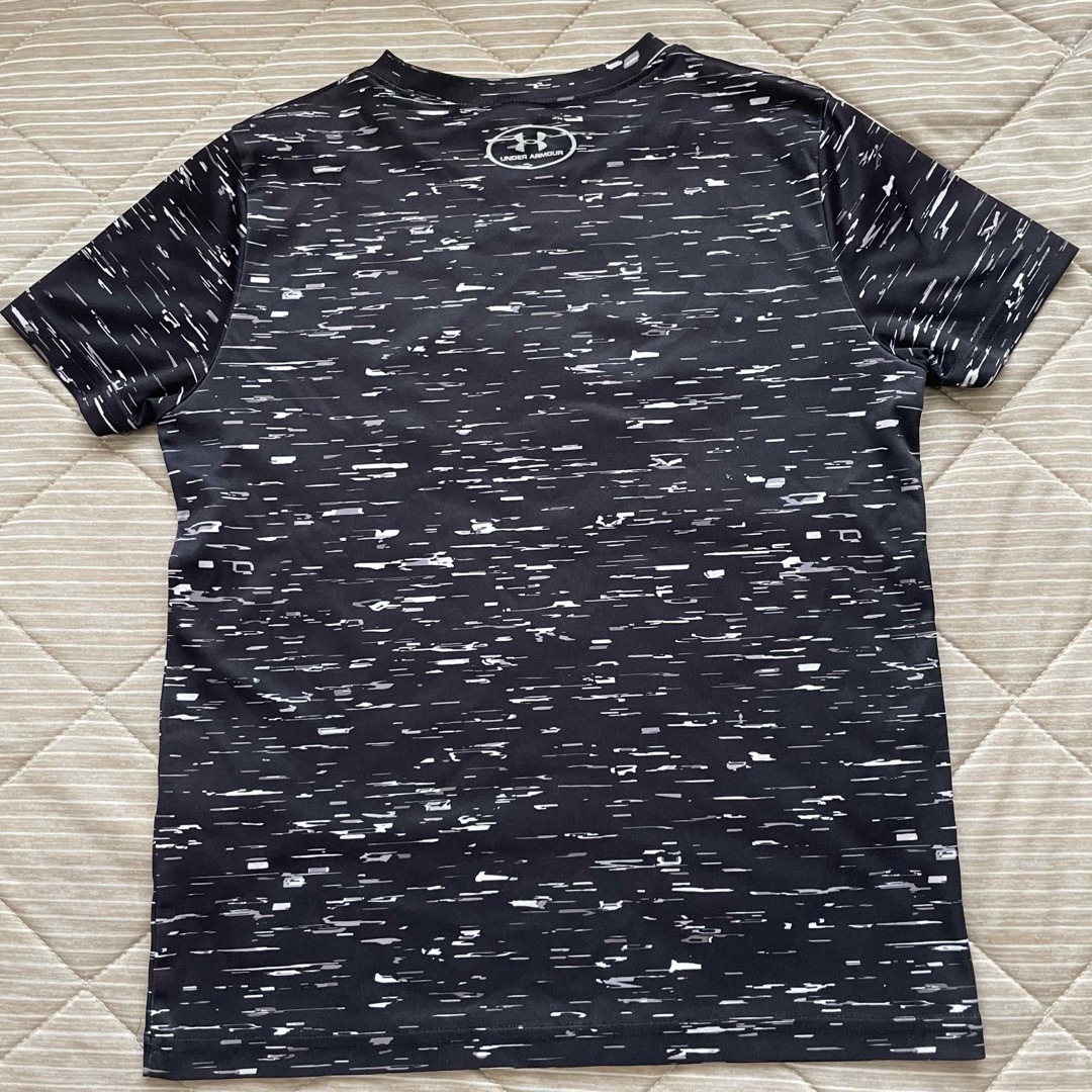 UNDER ARMOUR(アンダーアーマー)のアンダーアーマー/黒/140 キッズ/ベビー/マタニティのキッズ服男の子用(90cm~)(Tシャツ/カットソー)の商品写真