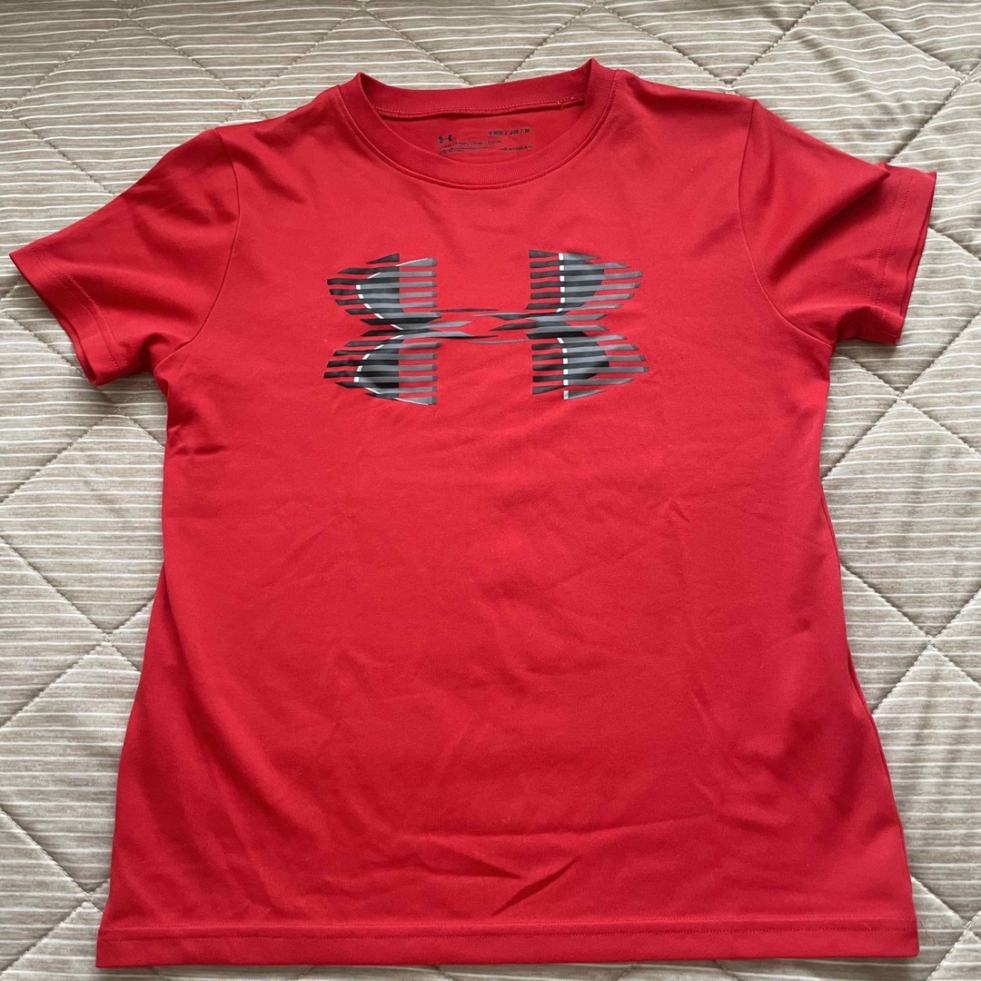 UNDER ARMOUR(アンダーアーマー)のアンダーアーマー/赤/140 キッズ/ベビー/マタニティのキッズ服男の子用(90cm~)(Tシャツ/カットソー)の商品写真