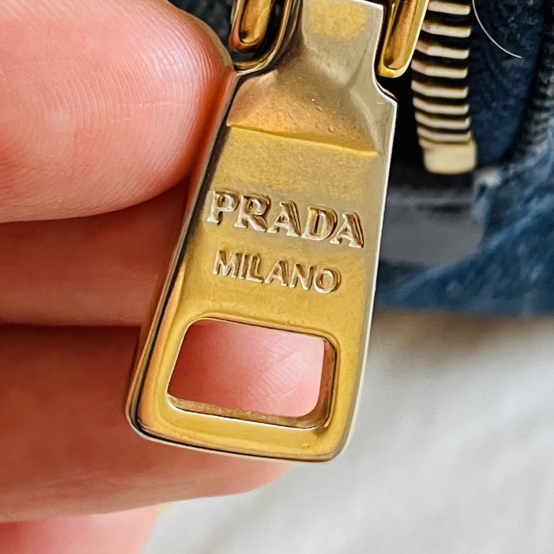 PRADA(プラダ)の♡プラダ♡ヴィンテージっぽいオシャレなデニムポーチ レディースのファッション小物(ポーチ)の商品写真