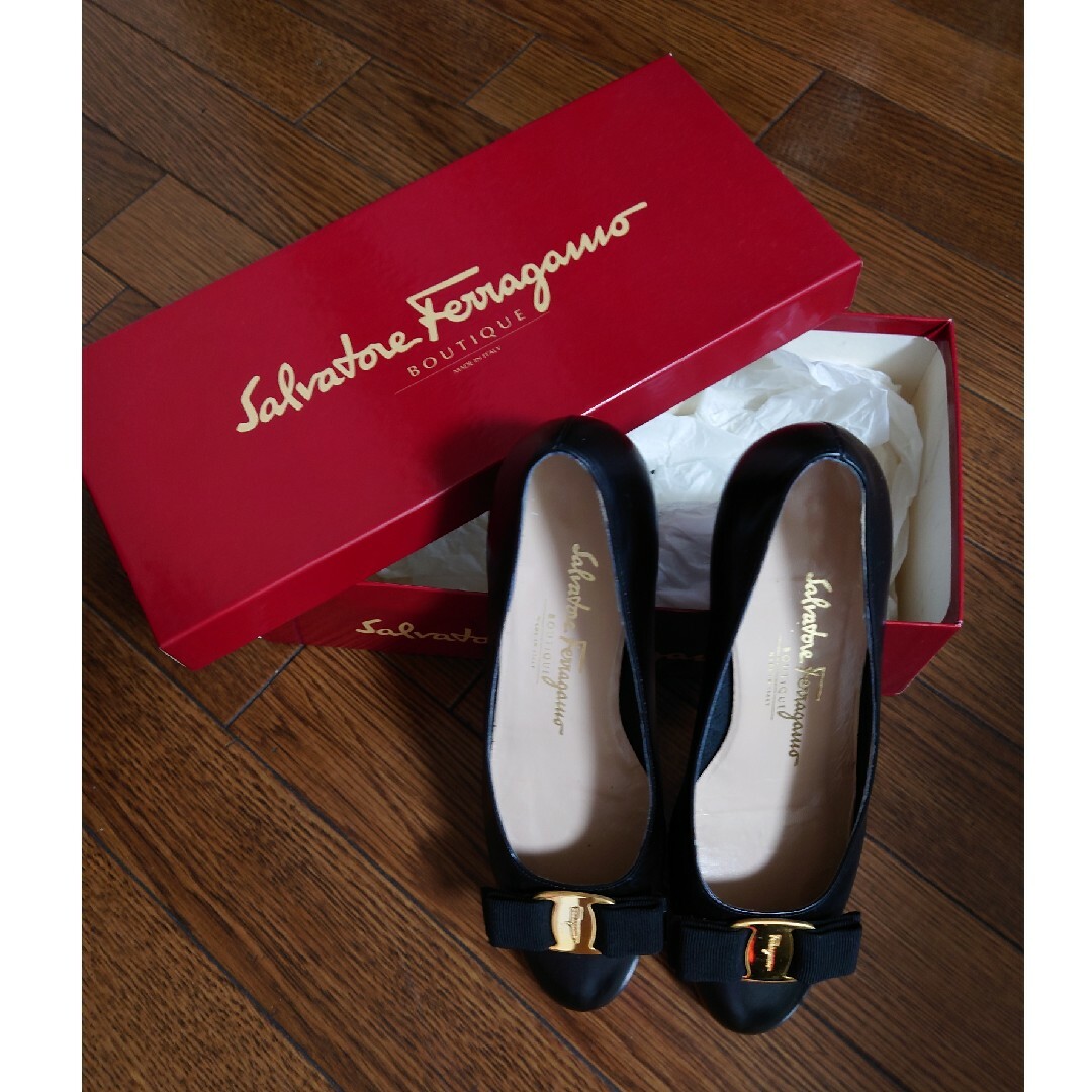 Salvatore Ferragamo(サルヴァトーレフェラガモ)の【美品】フェラガモ　ヴァラ　パンプス　ブラック レディースの靴/シューズ(ハイヒール/パンプス)の商品写真