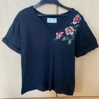 アズールバイマウジー(AZUL by moussy)のAZUL by moussy 花柄刺繍 半袖(Tシャツ(半袖/袖なし))