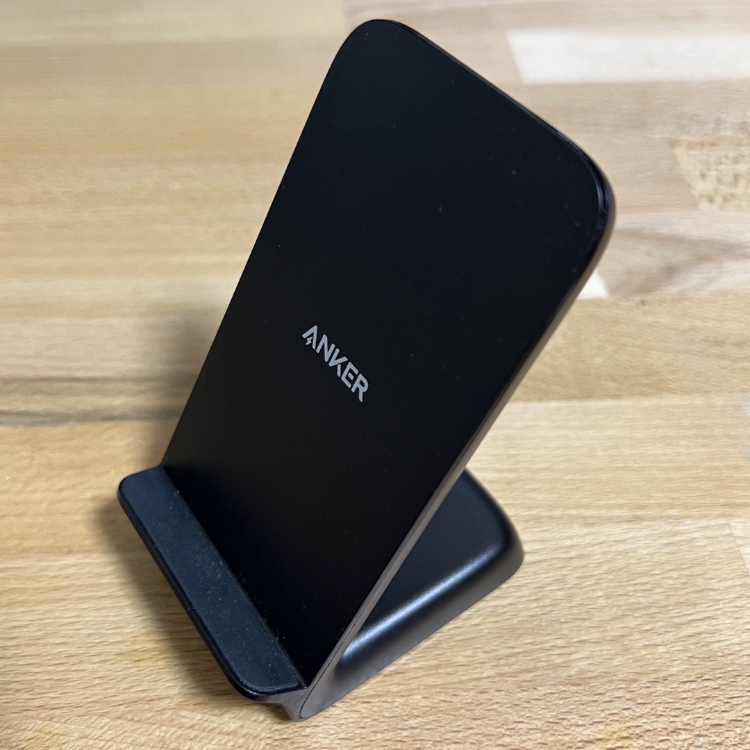 中古 ANKER POWERWAVE 7.5 STAND ワイヤレス充電スタンド スマホ/家電/カメラのスマートフォン/携帯電話(バッテリー/充電器)の商品写真