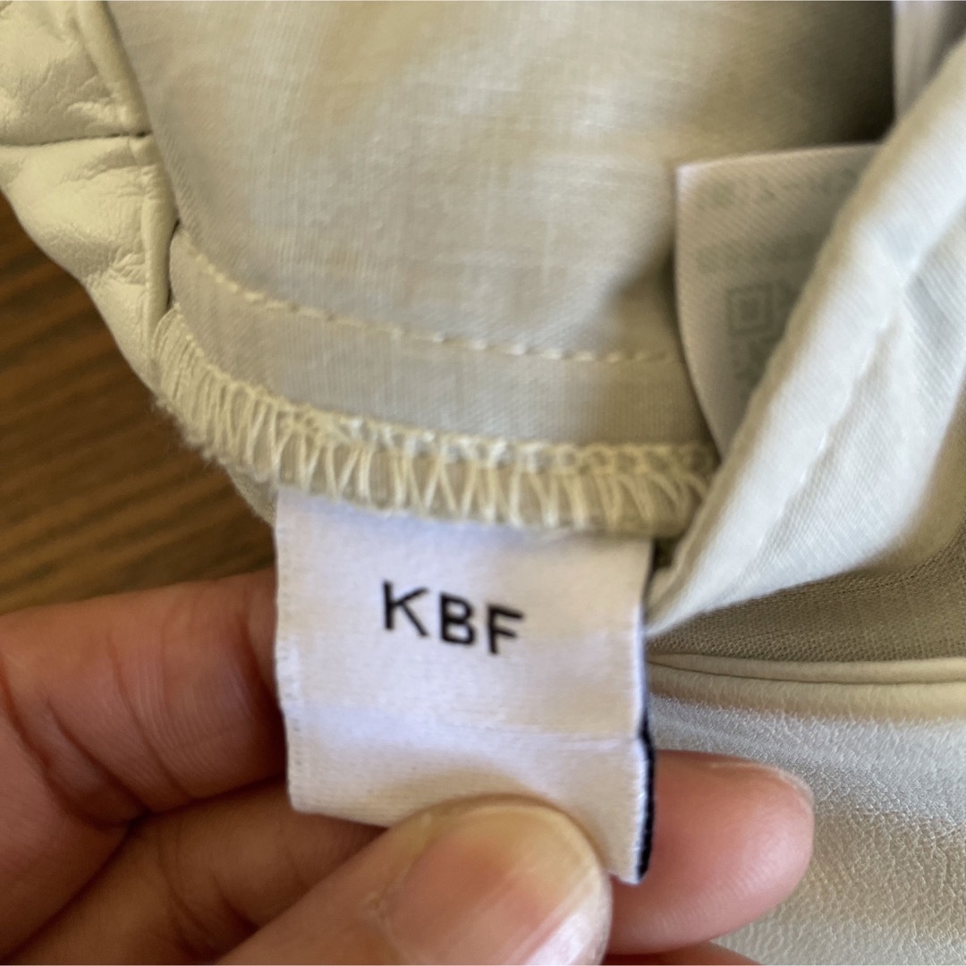 KBF(ケービーエフ)のKBF 合皮ホワイトパンツ レディースのパンツ(その他)の商品写真