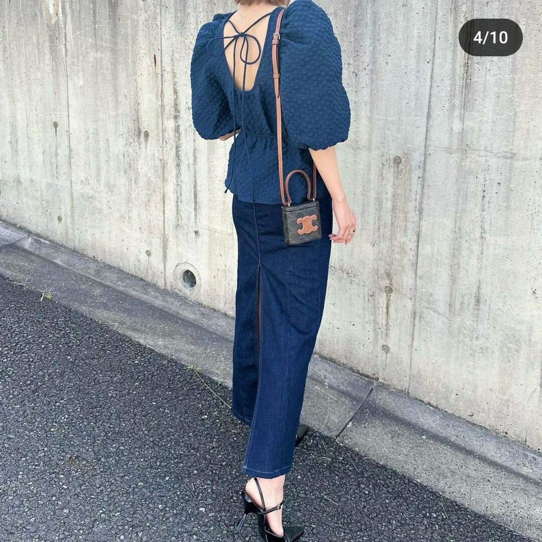 ZARA(ザラ)のZARA　テクスチャー入り生地ブラウス　Lサイズ　ネイビーブルー レディースのトップス(シャツ/ブラウス(半袖/袖なし))の商品写真