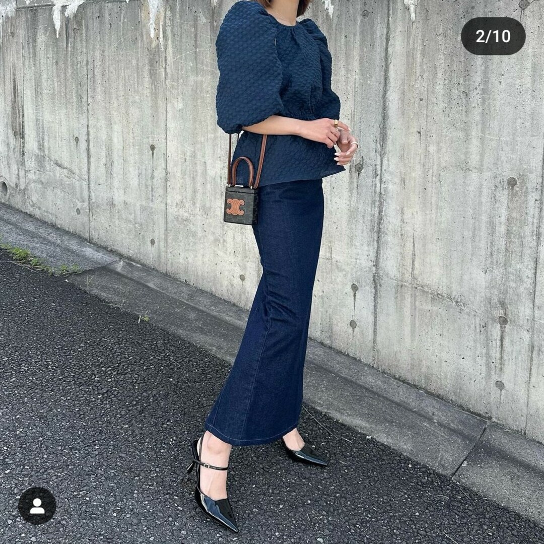 ZARA(ザラ)のZARA　テクスチャー入り生地ブラウス　Lサイズ　ネイビーブルー レディースのトップス(シャツ/ブラウス(半袖/袖なし))の商品写真