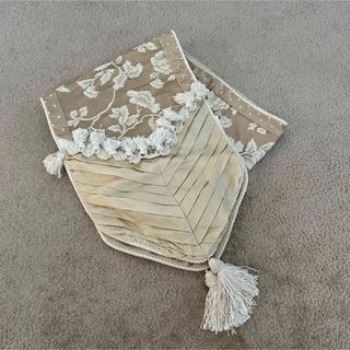 ジェニファーテイラー テーブルランナー フリンジ 刺繍 水玉 ドット 花