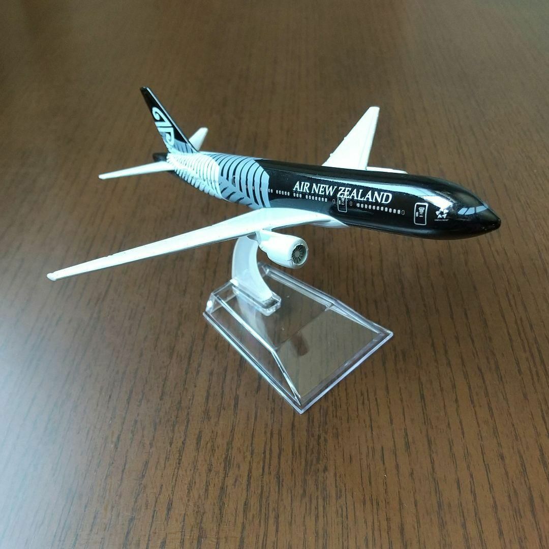 【オールブラックス】ニュージーランド航空 B777 飛行機模型 16cm エンタメ/ホビーのおもちゃ/ぬいぐるみ(模型/プラモデル)の商品写真