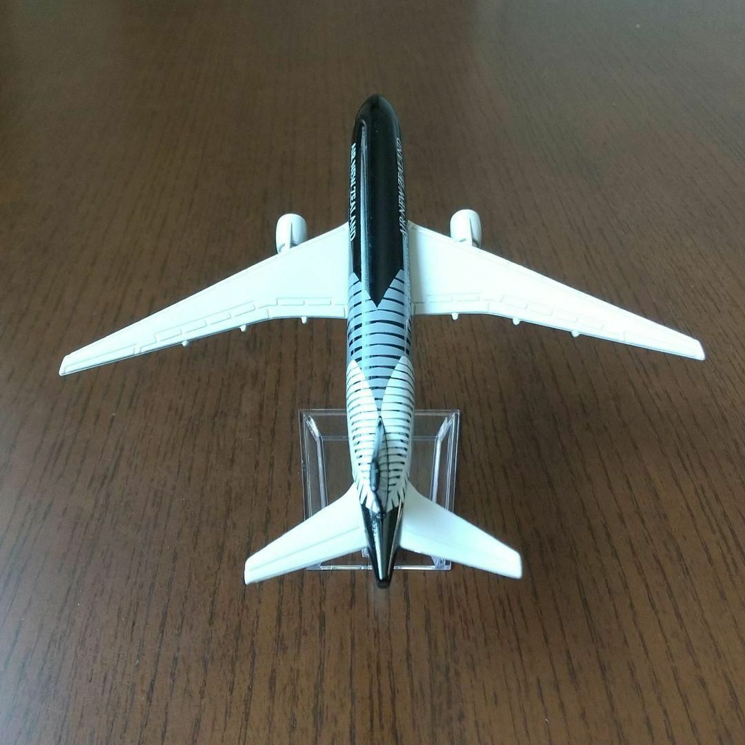 【オールブラックス】ニュージーランド航空 B777 飛行機模型 16cm エンタメ/ホビーのおもちゃ/ぬいぐるみ(模型/プラモデル)の商品写真