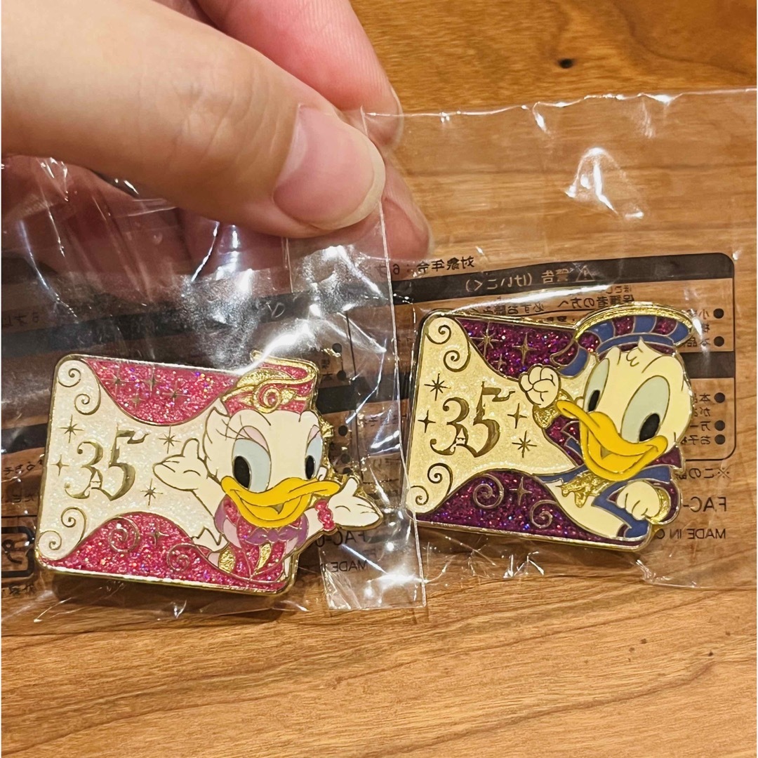 Disney(ディズニー)の【未使用】東京ディズニーリゾート35周年　ピンバッジ　ドナルド、デイジー エンタメ/ホビーのおもちゃ/ぬいぐるみ(キャラクターグッズ)の商品写真