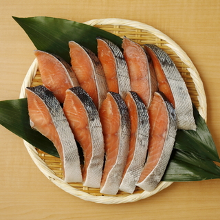 北海道産秋鮭（10切）秋鮭は北海道生れ。大衆的・伝統的な日本の鮭です。(魚介)