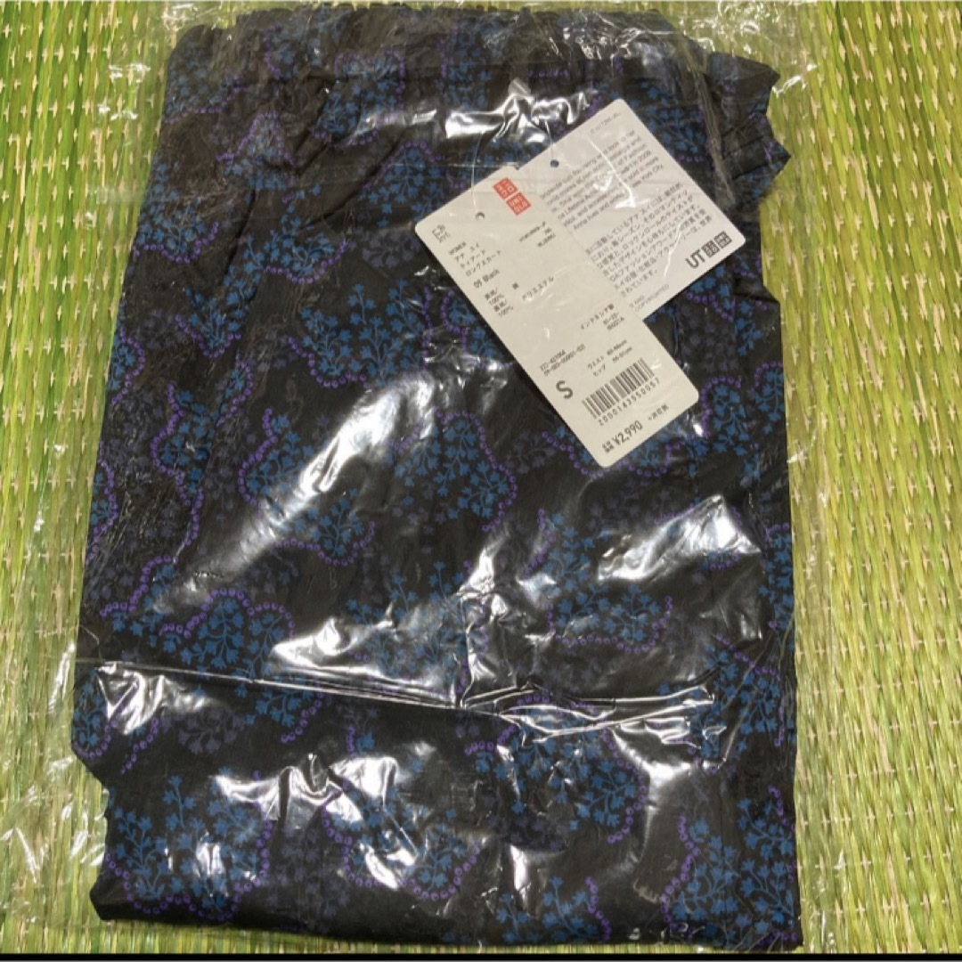 UNIQLO(ユニクロ)のアナスイ ユニクロ ティアードロングスカート s 黒ブラック　コラボ　花柄 総柄 レディースのスカート(ロングスカート)の商品写真