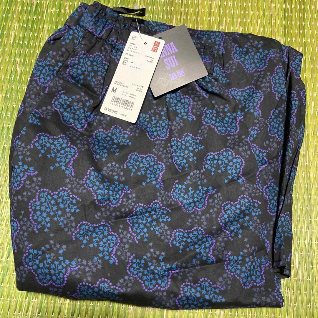 UNIQLO(ユニクロ)のアナスイ ユニクロ ティアードロングスカート M 黒ブラック　コラボ　花柄 総柄 レディースのスカート(ロングスカート)の商品写真