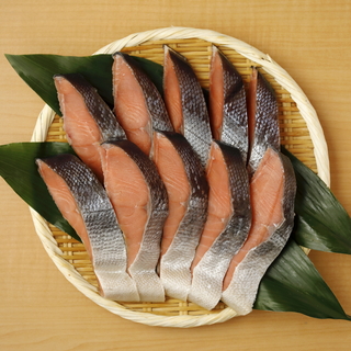 村上の塩引鮭（10切）新潟村上といえば江戸時代から続く“塩引き”です。(魚介)