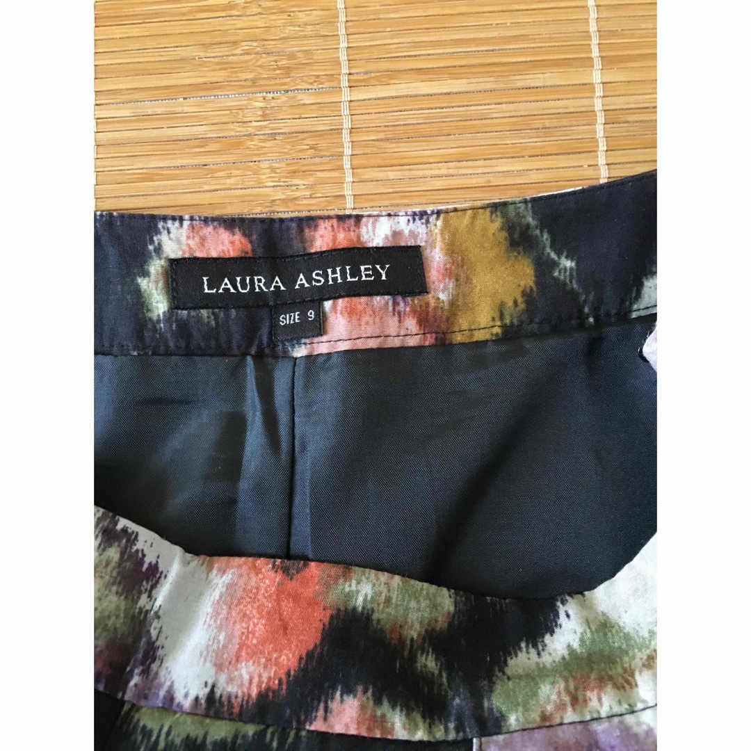 LAURA ASHLEY(ローラアシュレイ)のお値下げ！！ローラアシュレイ　スカート　シルク入　9号 レディースのスカート(ひざ丈スカート)の商品写真