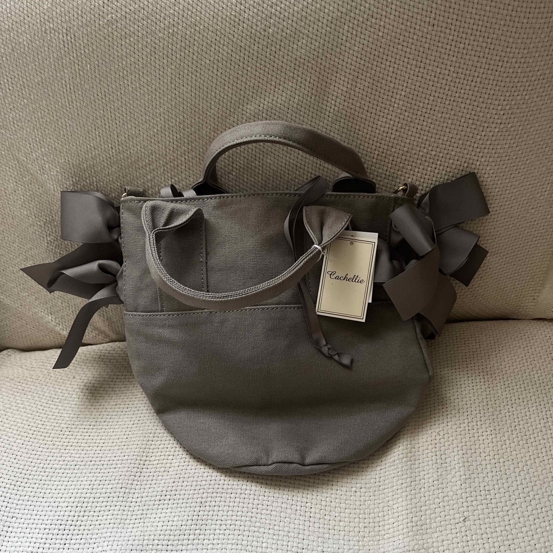 CACHELLIE(カシェリエ)のカシェリエ　ミニトート　リボン　新品　未使用　グレー レディースのバッグ(トートバッグ)の商品写真