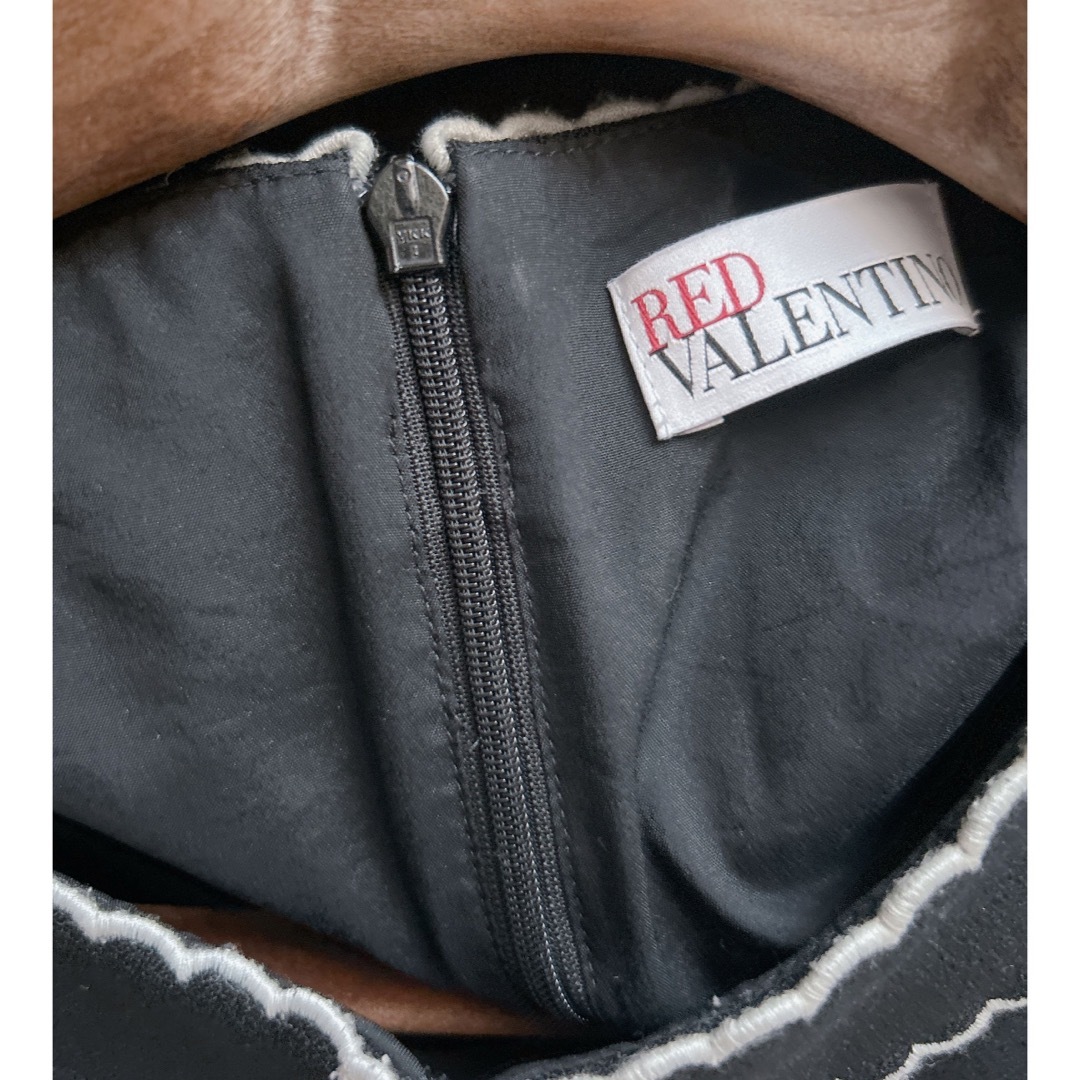 RED VALENTINO(レッドヴァレンティノ)のRED VALENTINO 黒　ワンピース レディースのワンピース(ひざ丈ワンピース)の商品写真