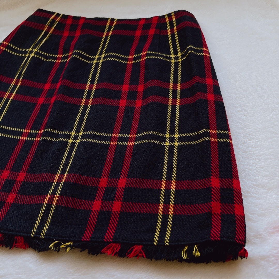 GU(ジーユー)の黒×赤 チェック 裾フリンジ ゴシック ロック 地雷系 台形 ミニスカート M  レディースのスカート(ミニスカート)の商品写真