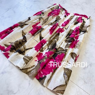 トラサルディ(Trussardi)のTRUSSARDI トラサルディ　フラワープリントスカート　40(ひざ丈スカート)