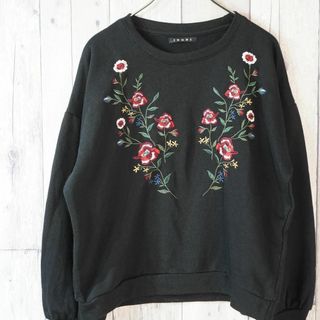 イング(INGNI)のINGNI 花柄刺繍入りスウェットトレーナー 黒M(トレーナー/スウェット)